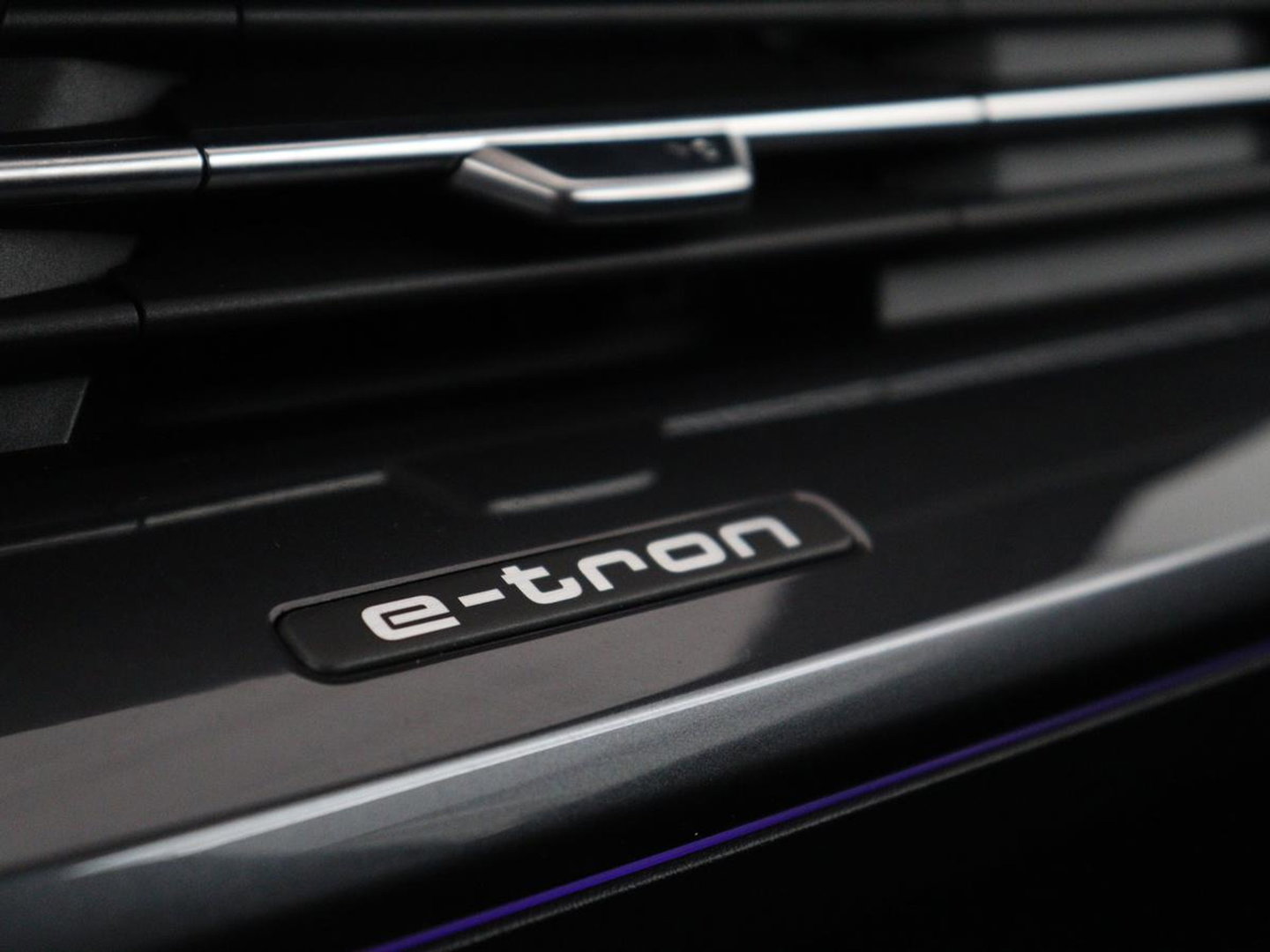 Audi Q4 e-tron 40 Launch edition S Competition 77 kWh | SOH 92,1% | Half leder | Stoelverwarming | Carplay | Adaptive cruise | Climate control | Camera | Park assist | Trekhaak