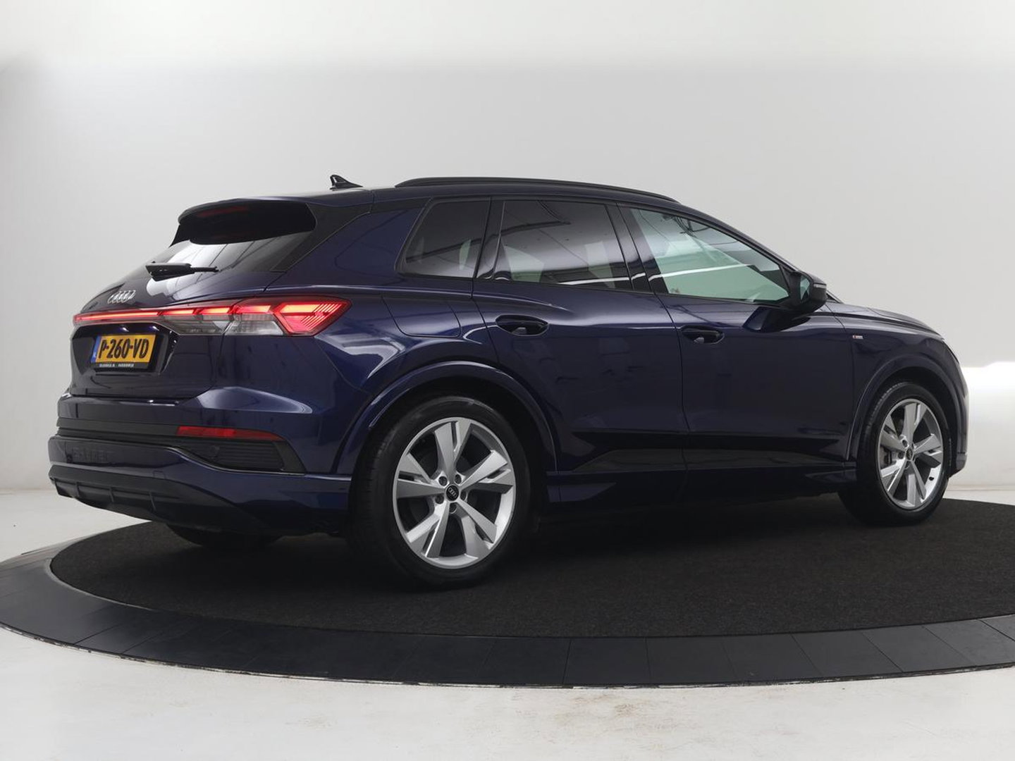 Audi Q4 e-tron 40 Launch edition S Competition 77 kWh | SOH 92,1% | Half leder | Stoelverwarming | Carplay | Adaptive cruise | Climate control | Camera | Park assist | Trekhaak
