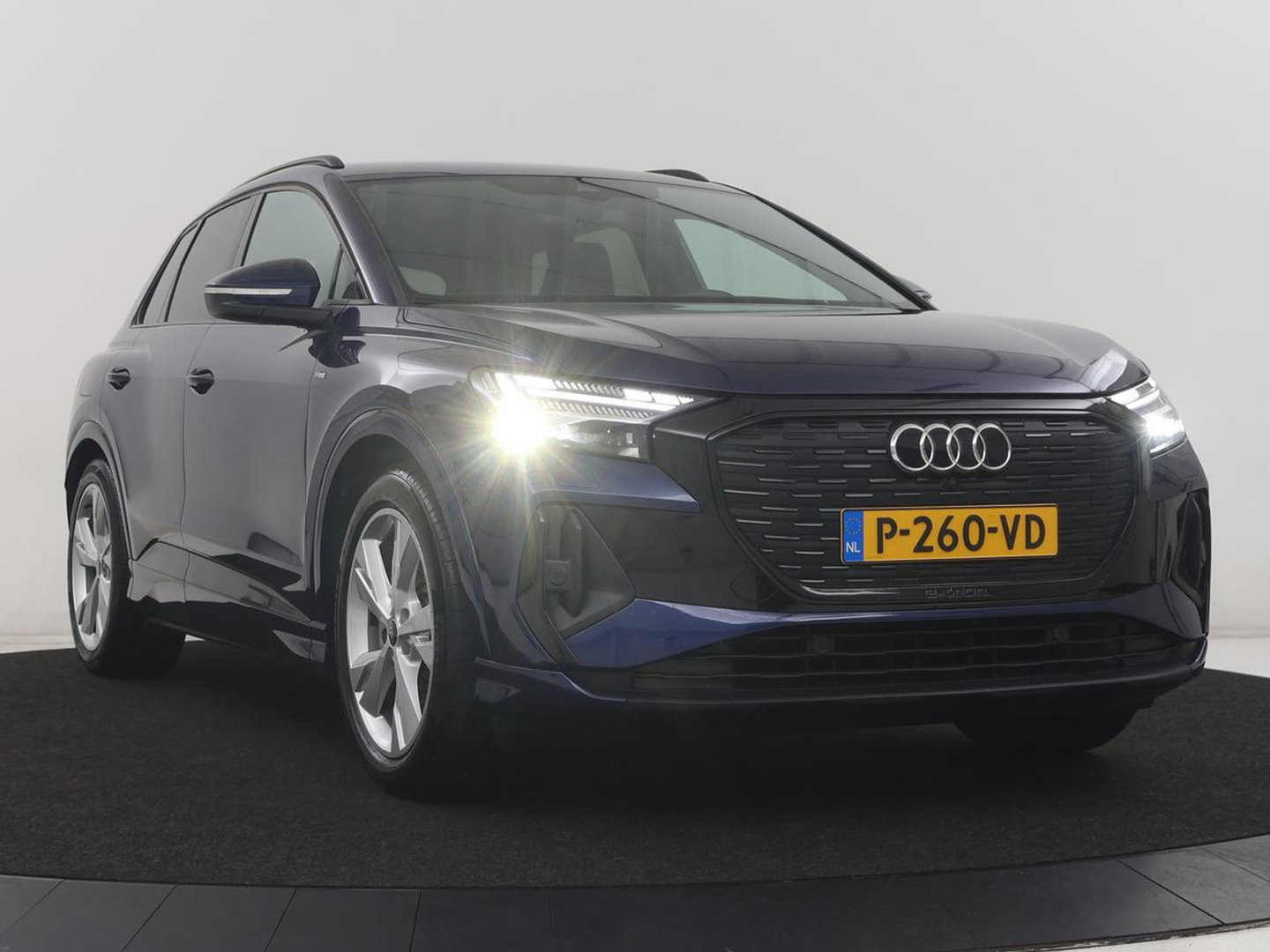 Audi Q4 e-tron 40 Launch edition S Competition 77 kWh | SOH 92,1% | Half leder | Stoelverwarming | Carplay | Adaptive cruise | Climate control | Camera | Park assist | Trekhaak