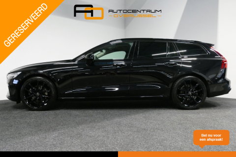 Volvo V60 2.0 B4 Plus Dark / Orig. Nederlands / Harman Kardon Sound System / Elektr. best. stoel + memory / Achteruitrijcamera / Stoelverwarming V + A / Apple Carplay - Android Auto / Elektr. wegklapbare trekhaak / Ambienteverlichting / Stuurwiel verwarming / Black