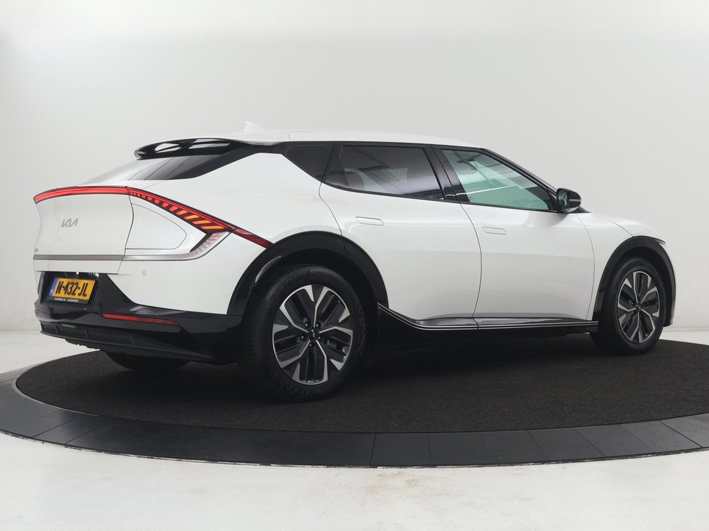 Kia EV6 Plus 77.4 kWh | SOH 96,8% | Leder | Memory | Stuur/stoel verwarming | Stoel ventilatie | Meridian sound | Adaptive cruise | Carplay | Sfeerverlichting | Camera | Park assist