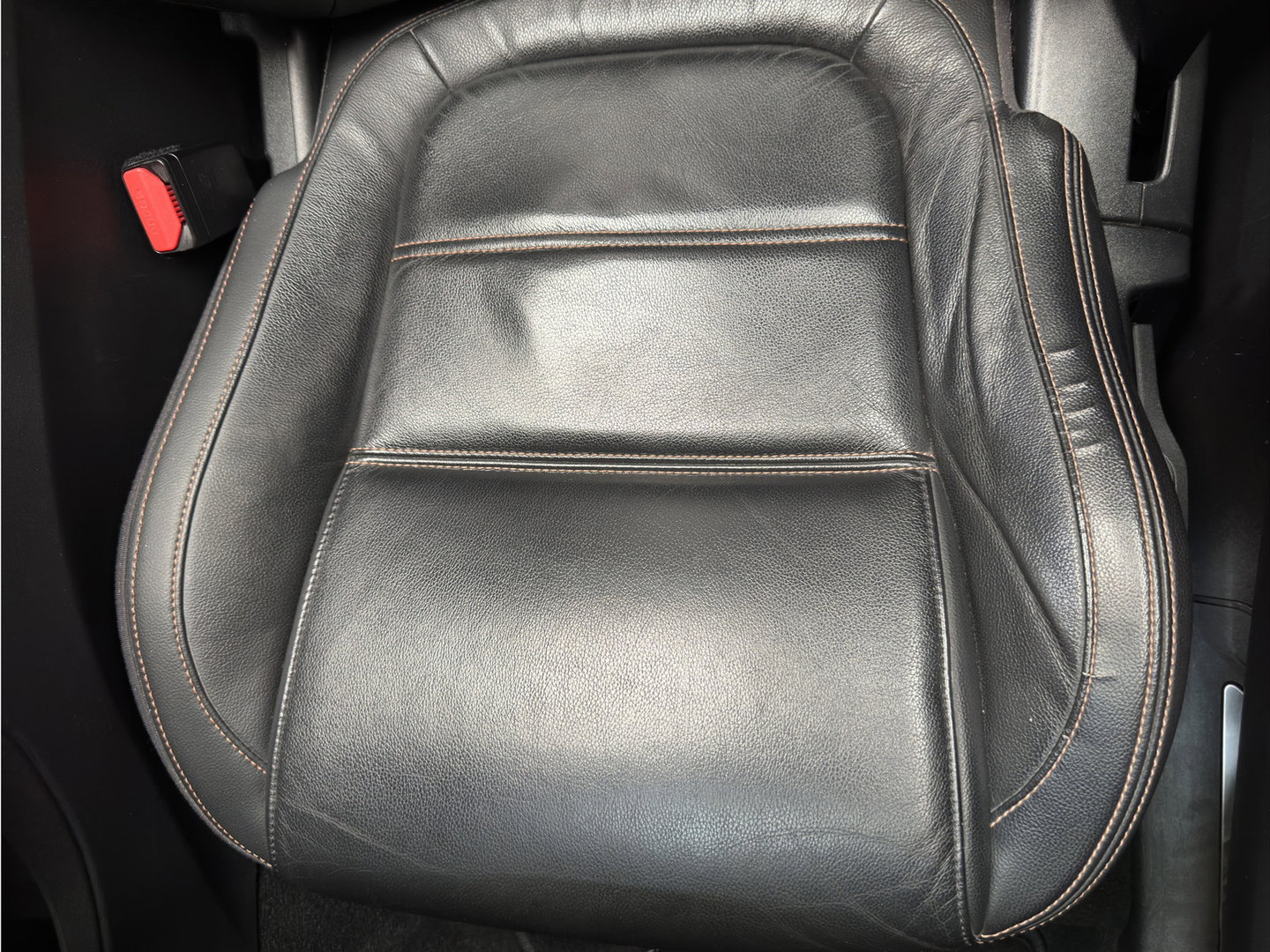 Jaguar F-Pace 2.0 Portfolio AWD 20d Aut. *PANO | LEATHER | XENON | DIGI-COCKPIT | MERIDIAN-SOUND | KEYLESS | CAMERA | HEATED-COMFORTSEATS | PRIVACY-GLASS | NAVI-FULLMAP | SHIFTPADDLES | ECC | PDC | CRUISE | TOWBAR | 19''ALU*