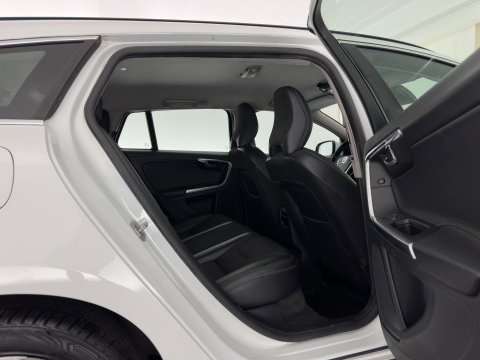 Volvo V60 2.4 D6 AWD Plug-In Hybrid Momentum Aut. *LEATHER-FABRIC | ADAPTIVE-CRUISE | BLIS | HEATED-COMFORTSEATS | NAVI-FULLMAP | ECC | PDC | 17''ALU | TOWBAR*