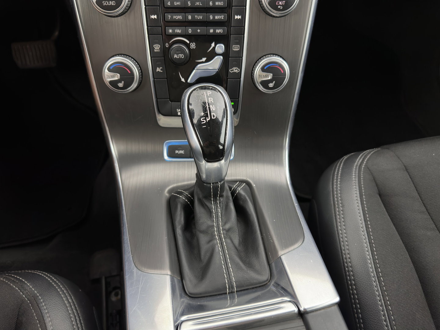 Volvo V60 2.4 D6 AWD Plug-In Hybrid Momentum Aut. *LEATHER-FABRIC | ADAPTIVE-CRUISE | BLIS | HEATED-COMFORTSEATS | NAVI-FULLMAP | ECC | PDC | 17''ALU | TOWBAR*