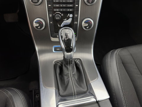 Volvo V60 2.4 D6 AWD Plug-In Hybrid Momentum Aut. *LEATHER-FABRIC | ADAPTIVE-CRUISE | BLIS | HEATED-COMFORTSEATS | NAVI-FULLMAP | ECC | PDC | 17''ALU | TOWBAR*