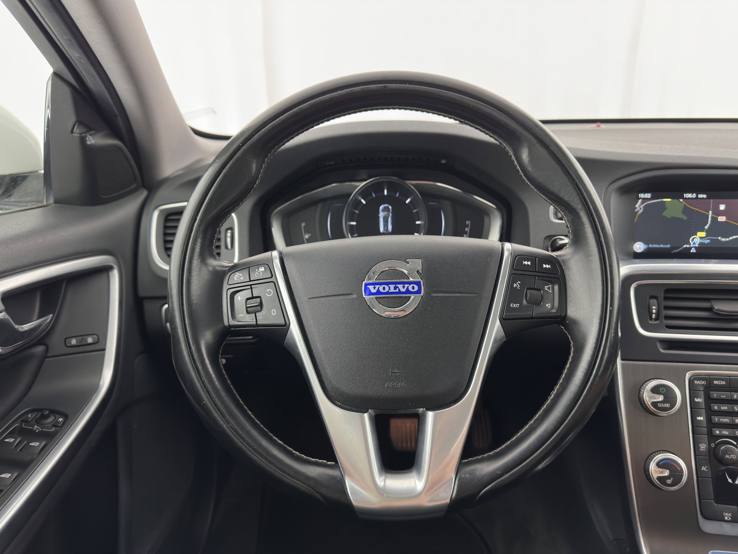 Volvo V60 2.4 D6 AWD Plug-In Hybrid Momentum Aut. *LEATHER-FABRIC | ADAPTIVE-CRUISE | BLIS | HEATED-COMFORTSEATS | NAVI-FULLMAP | ECC | PDC | 17''ALU | TOWBAR*