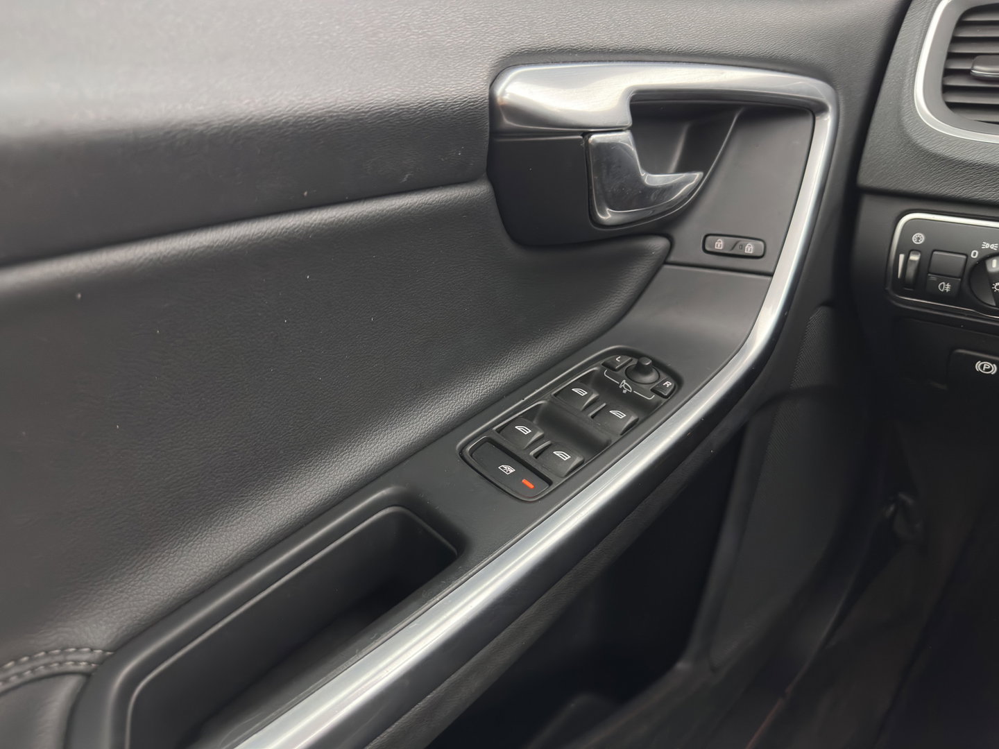 Volvo V60 2.4 D6 AWD Plug-In Hybrid Momentum Aut. *LEATHER-FABRIC | ADAPTIVE-CRUISE | BLIS | HEATED-COMFORTSEATS | NAVI-FULLMAP | ECC | PDC | 17''ALU | TOWBAR*