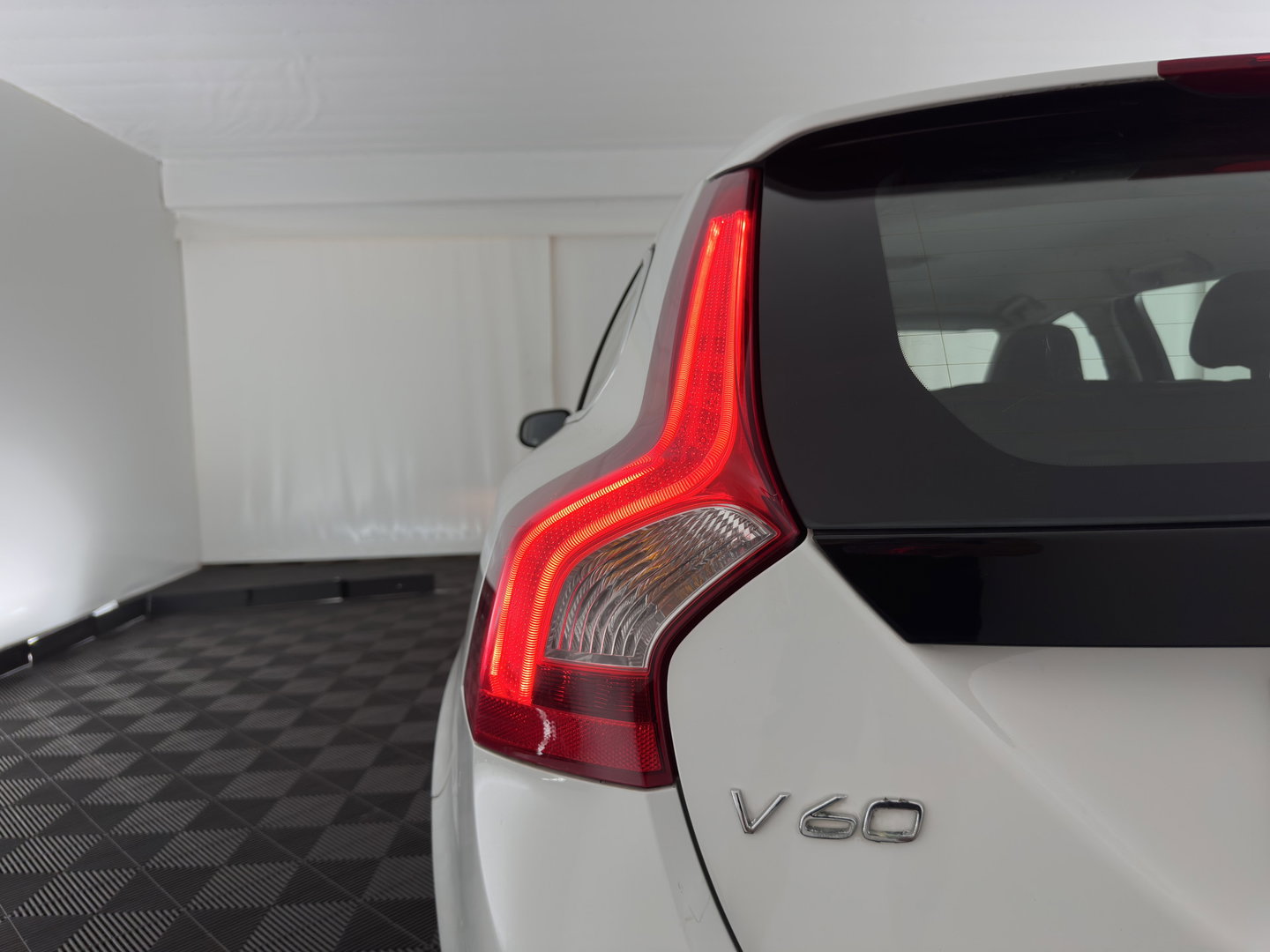 Volvo V60 2.4 D6 AWD Plug-In Hybrid Momentum Aut. *LEATHER-FABRIC | ADAPTIVE-CRUISE | BLIS | HEATED-COMFORTSEATS | NAVI-FULLMAP | ECC | PDC | 17''ALU | TOWBAR*