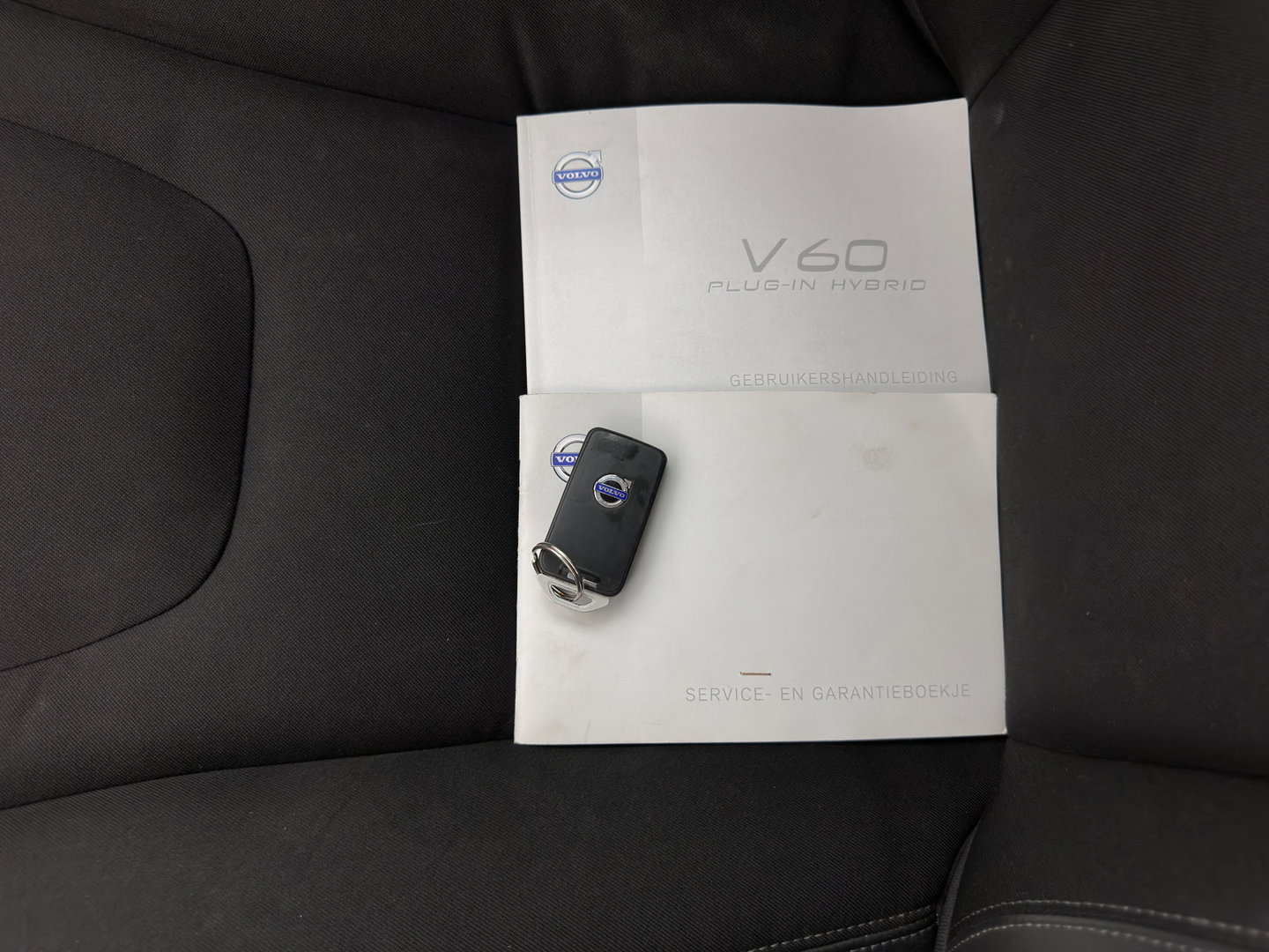 Volvo V60 2.4 D6 AWD Plug-In Hybrid Momentum Aut. *LEATHER-FABRIC | ADAPTIVE-CRUISE | BLIS | HEATED-COMFORTSEATS | NAVI-FULLMAP | ECC | PDC | 17''ALU | TOWBAR*