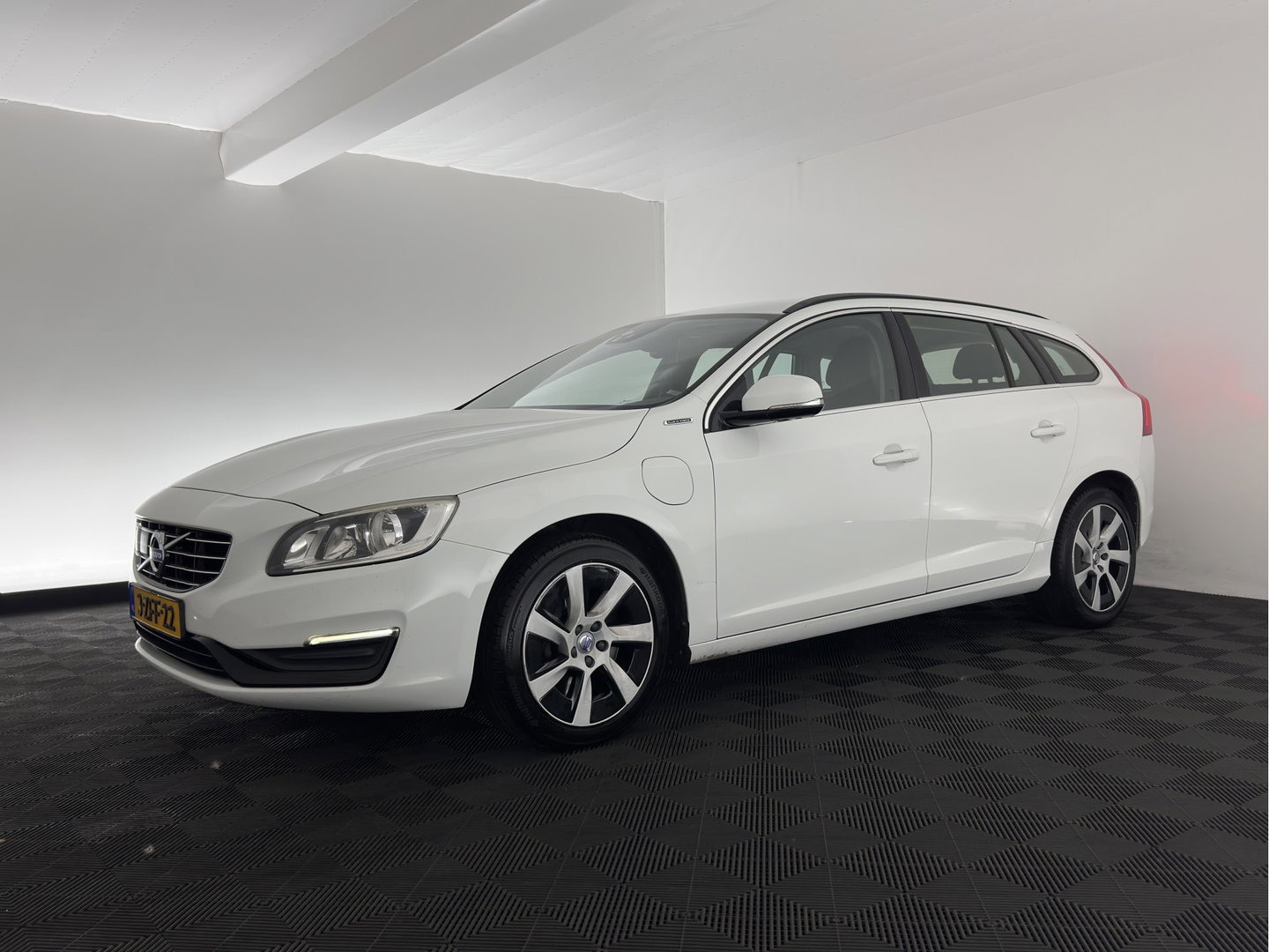 Volvo V60 2.4 D6 AWD Plug-In Hybrid Momentum Aut. *LEATHER-FABRIC | ADAPTIVE-CRUISE | BLIS | HEATED-COMFORTSEATS | NAVI-FULLMAP | ECC | PDC | 17''ALU | TOWBAR*
