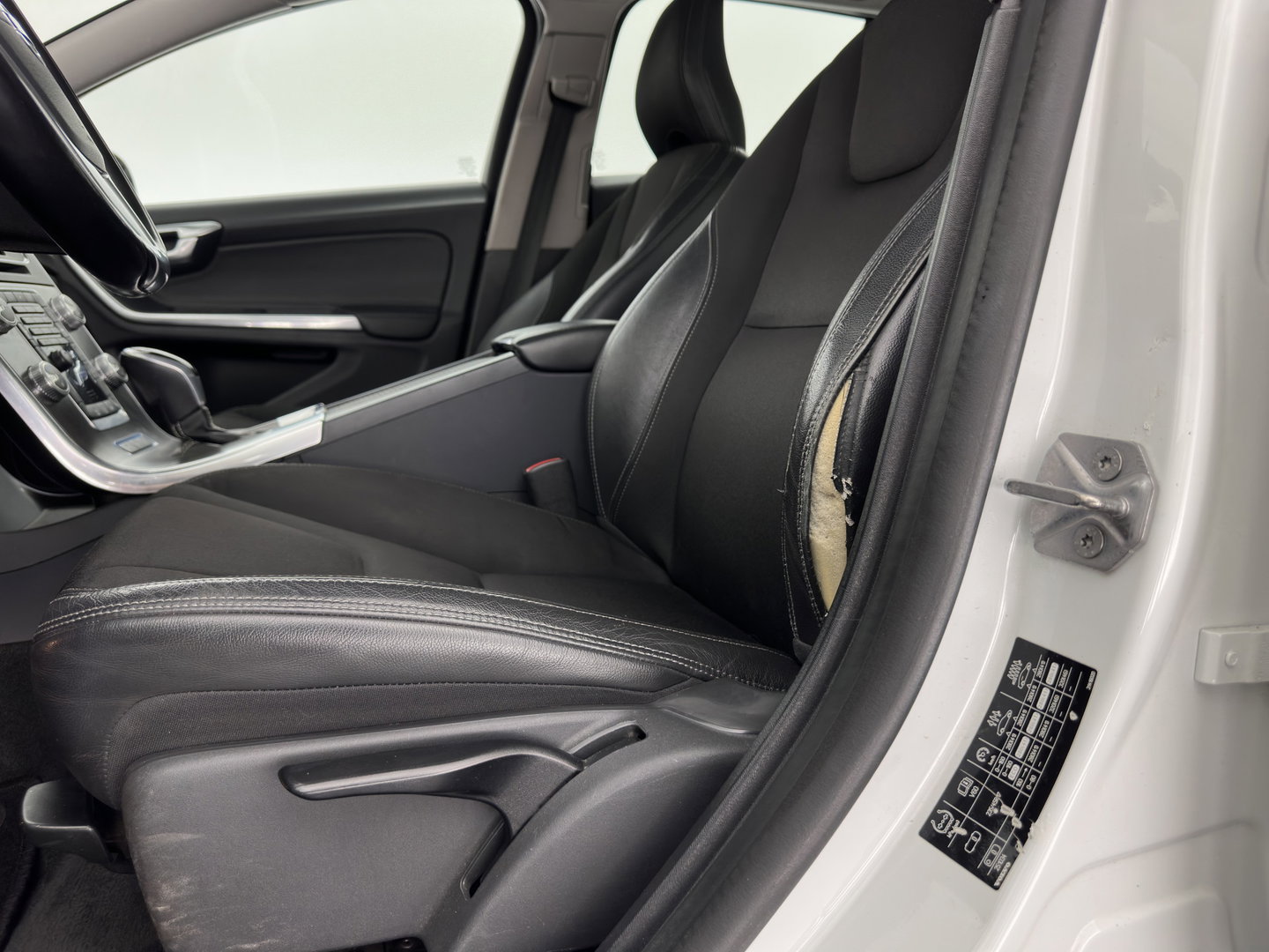 Volvo V60 2.4 D6 AWD Plug-In Hybrid Momentum Aut. *LEATHER-FABRIC | ADAPTIVE-CRUISE | BLIS | HEATED-COMFORTSEATS | NAVI-FULLMAP | ECC | PDC | 17''ALU | TOWBAR*