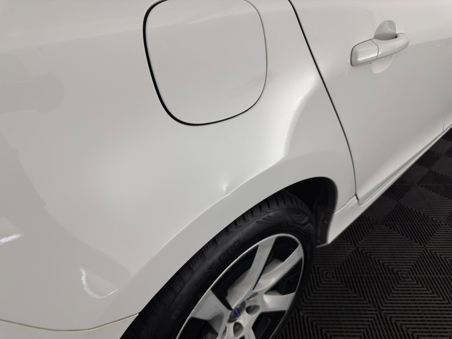 Volvo V60 2.4 D6 AWD Plug-In Hybrid Momentum Aut. *LEATHER-FABRIC | ADAPTIVE-CRUISE | BLIS | HEATED-COMFORTSEATS | NAVI-FULLMAP | ECC | PDC | 17''ALU | TOWBAR*