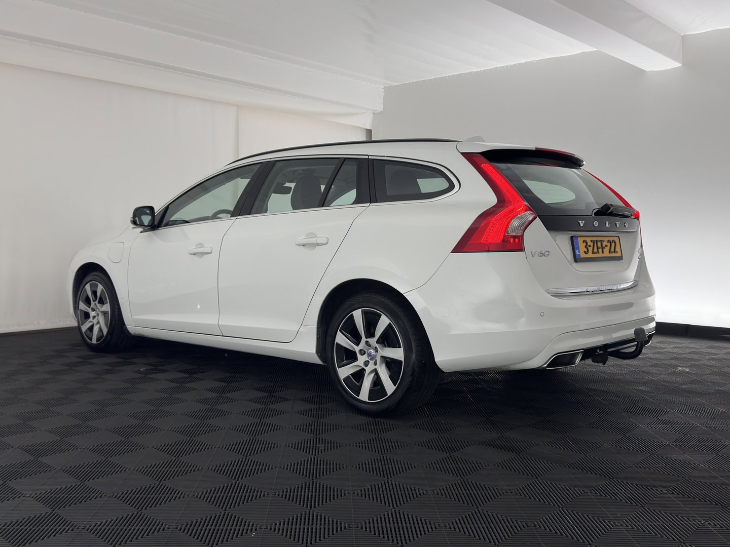 Volvo V60 2.4 D6 AWD Plug-In Hybrid Momentum Aut. *LEATHER-FABRIC | ADAPTIVE-CRUISE | BLIS | HEATED-COMFORTSEATS | NAVI-FULLMAP | ECC | PDC | 17''ALU | TOWBAR*
