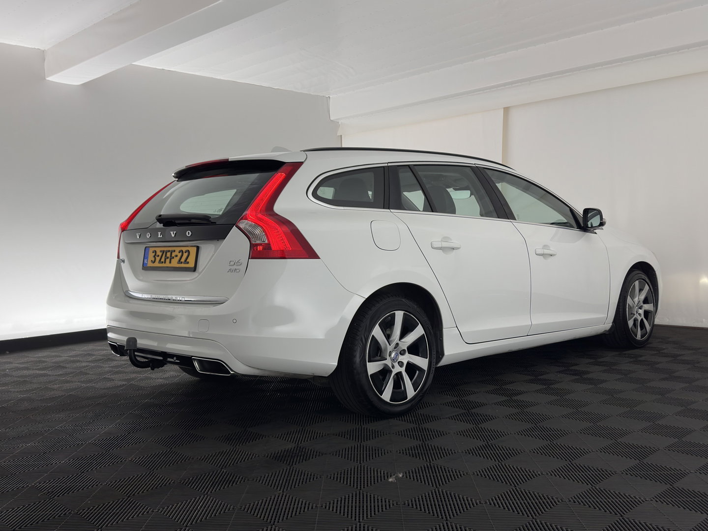 Volvo V60 2.4 D6 AWD Plug-In Hybrid Momentum Aut. *LEATHER-FABRIC | ADAPTIVE-CRUISE | BLIS | HEATED-COMFORTSEATS | NAVI-FULLMAP | ECC | PDC | 17''ALU | TOWBAR*