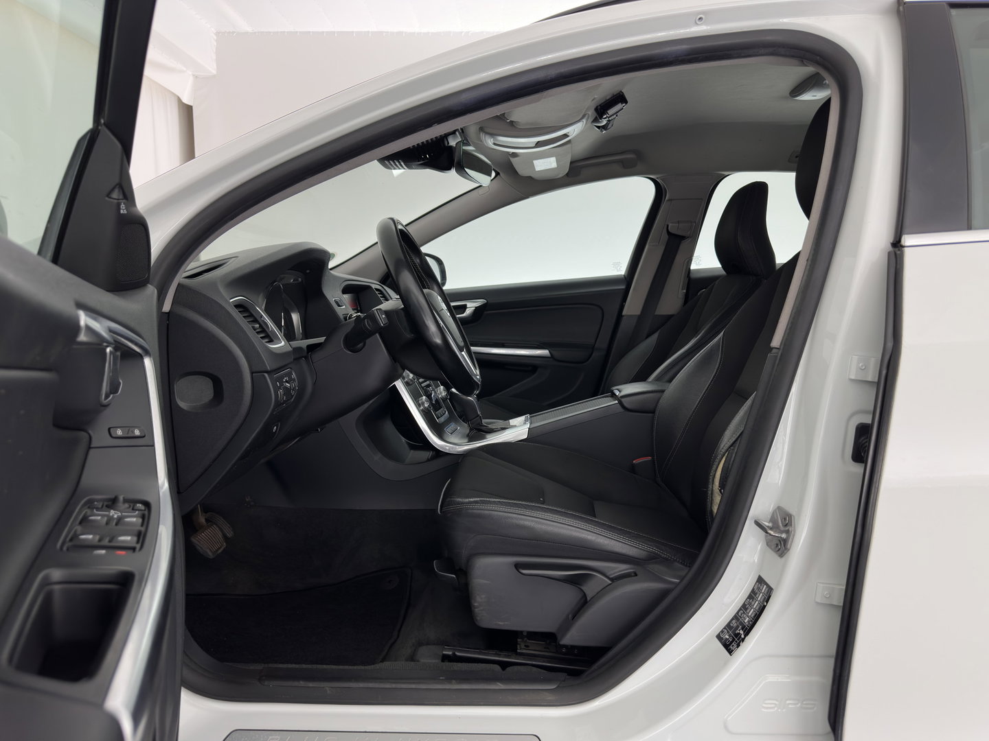 Volvo V60 2.4 D6 AWD Plug-In Hybrid Momentum Aut. *LEATHER-FABRIC | ADAPTIVE-CRUISE | BLIS | HEATED-COMFORTSEATS | NAVI-FULLMAP | ECC | PDC | 17''ALU | TOWBAR*