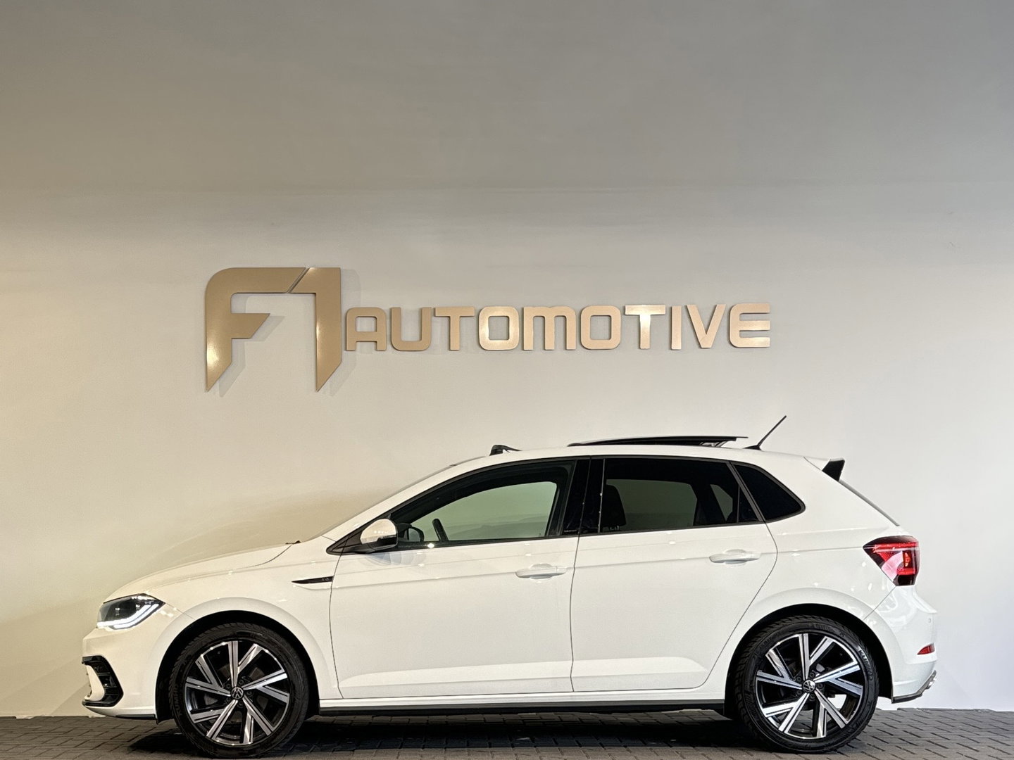 Volkswagen Polo 1.0 TSI R-Line Pano|Camera|IQ|Stoelverwarming|Front Assist