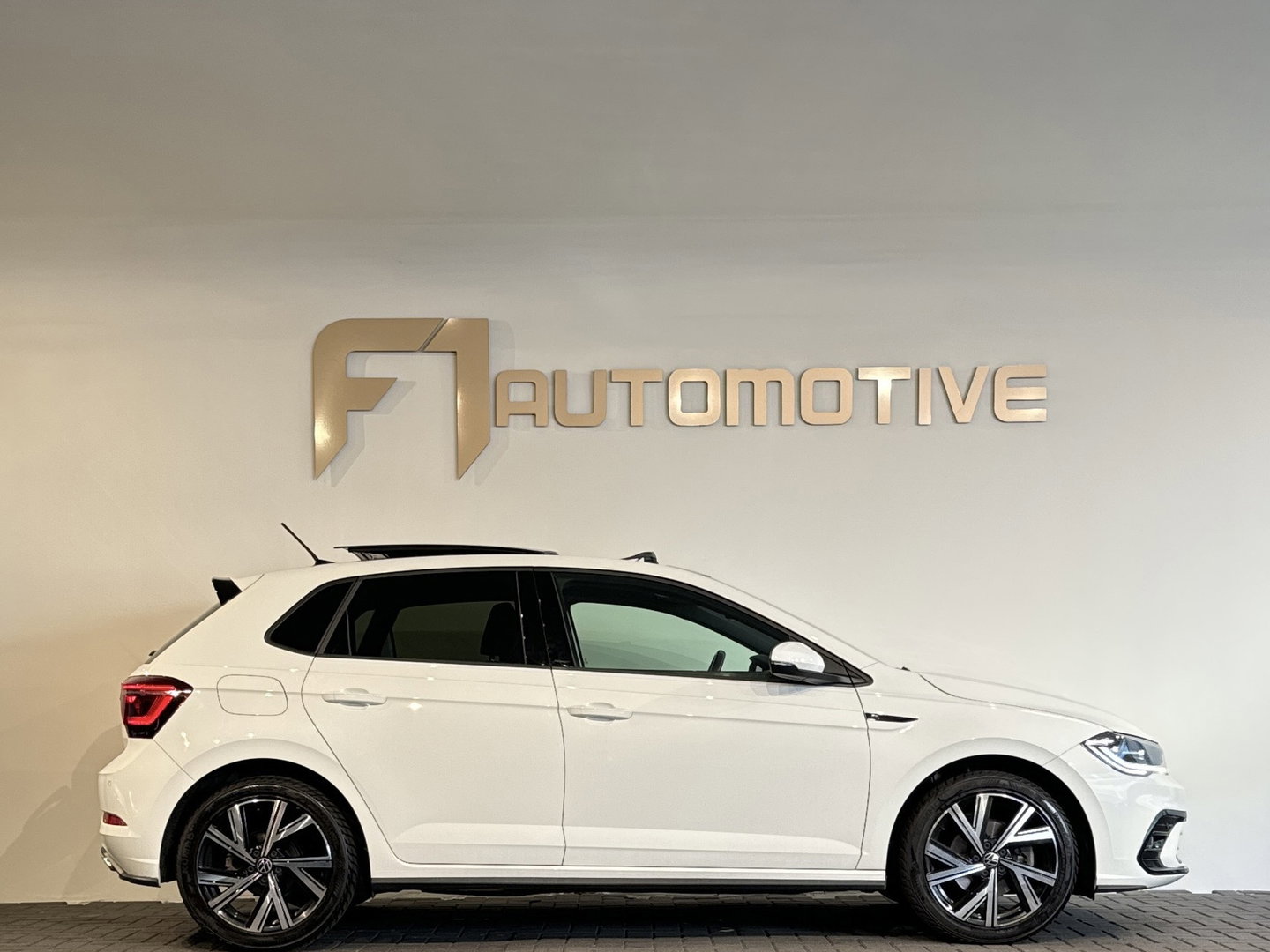 Volkswagen Polo 1.0 TSI R-Line Pano|Camera|IQ|Stoelverwarming|Front Assist