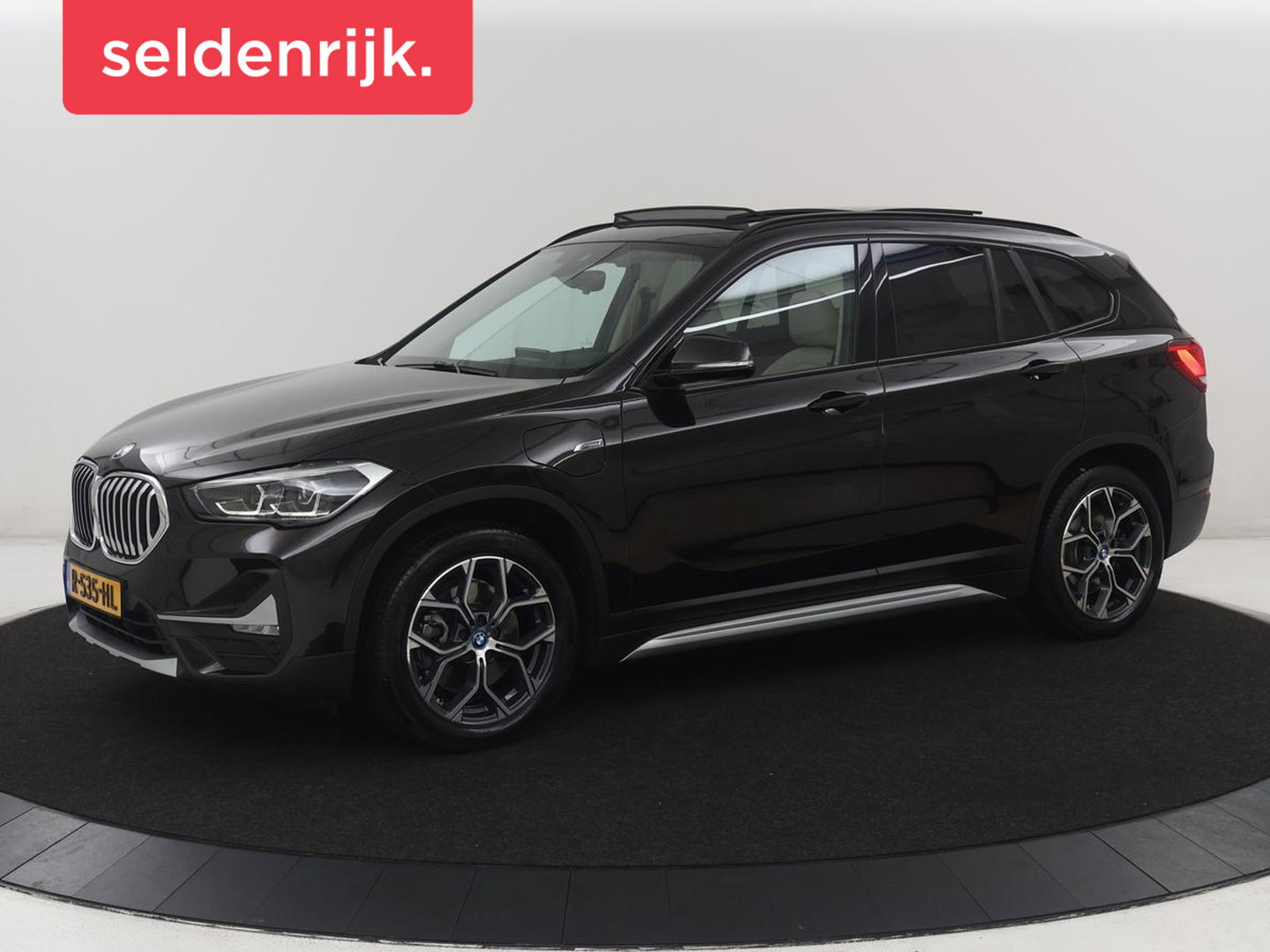 BMW X1 xDrive25e Business Edition Plus | SOH 91,4% | Panoramadak | Leder | Stoelverwarming | Sfeerverlichting | Cruise control | Navigatie | Park assist | PHEV
