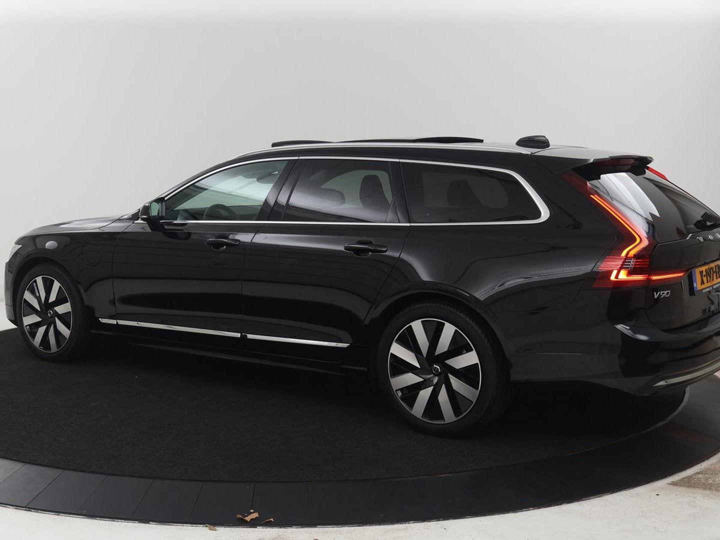 Volvo V90 2.0 T8 Plug-in hybrid AWD Plus Bright | SOH 97,1 | Panoramadak | Leder | Memory | Harman/Kardon | Stuur/stoel verwarming | Achterbank verwarming | Carplay | Cruise control | 360 Camera | Park assist | Trekhaak