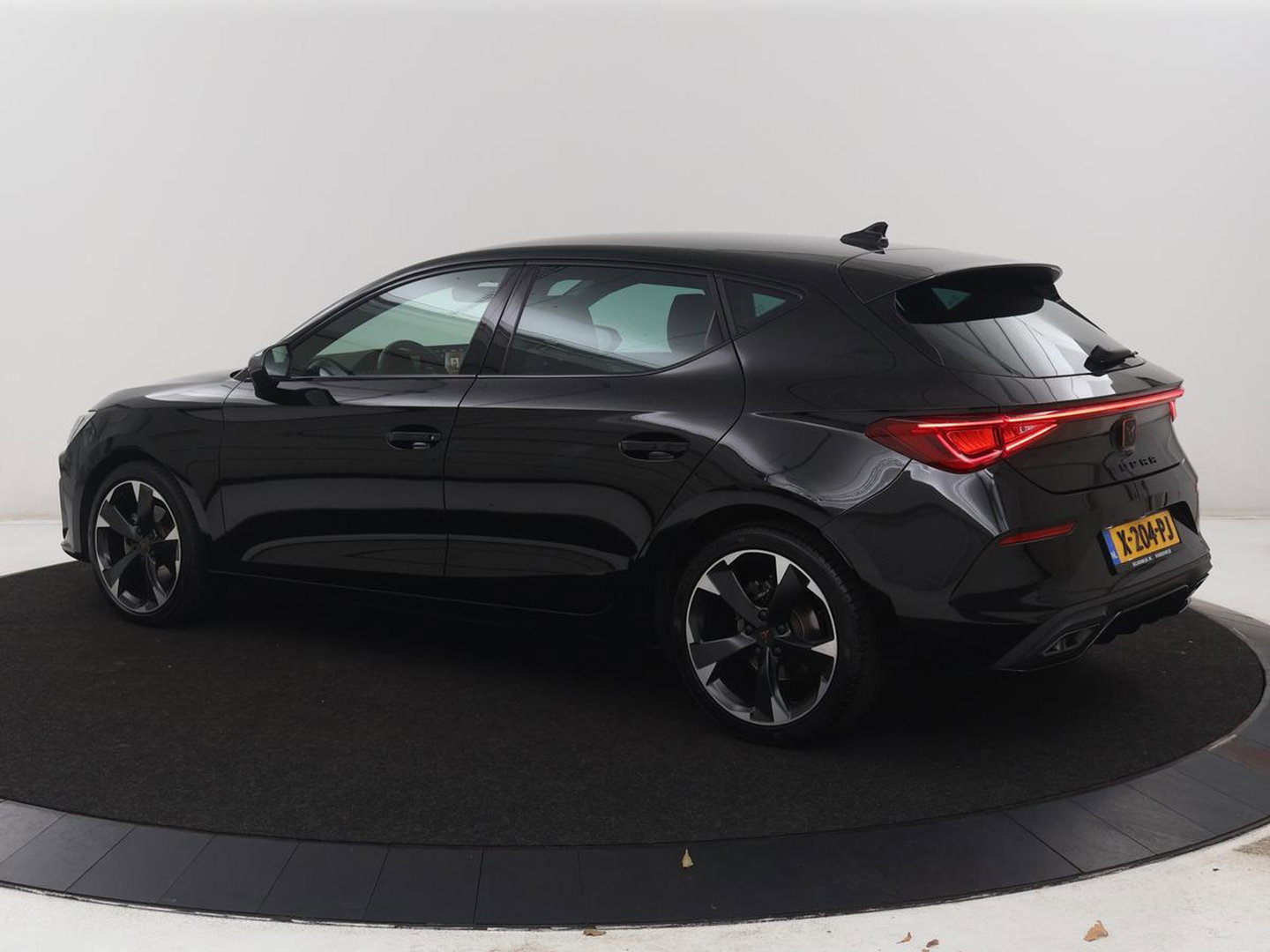 CUPRA Leon 1.5 eTSI Business Edition | Half leder | Stuur/stoel verwarming | Adaptive cruise | Lane assist | Carplay | Sfeerverlichting | Virtueel dashboard | Park assist | Climate control