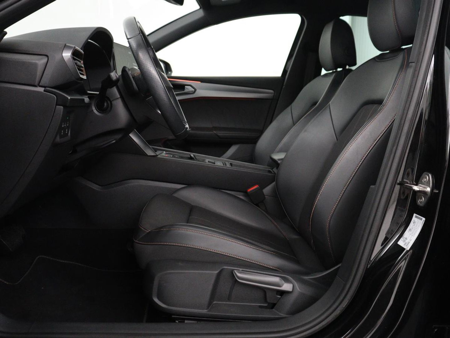 CUPRA Leon 1.5 eTSI Business Edition | Half leder | Stuur/stoel verwarming | Adaptive cruise | Lane assist | Carplay | Sfeerverlichting | Virtueel dashboard | Park assist | Climate control