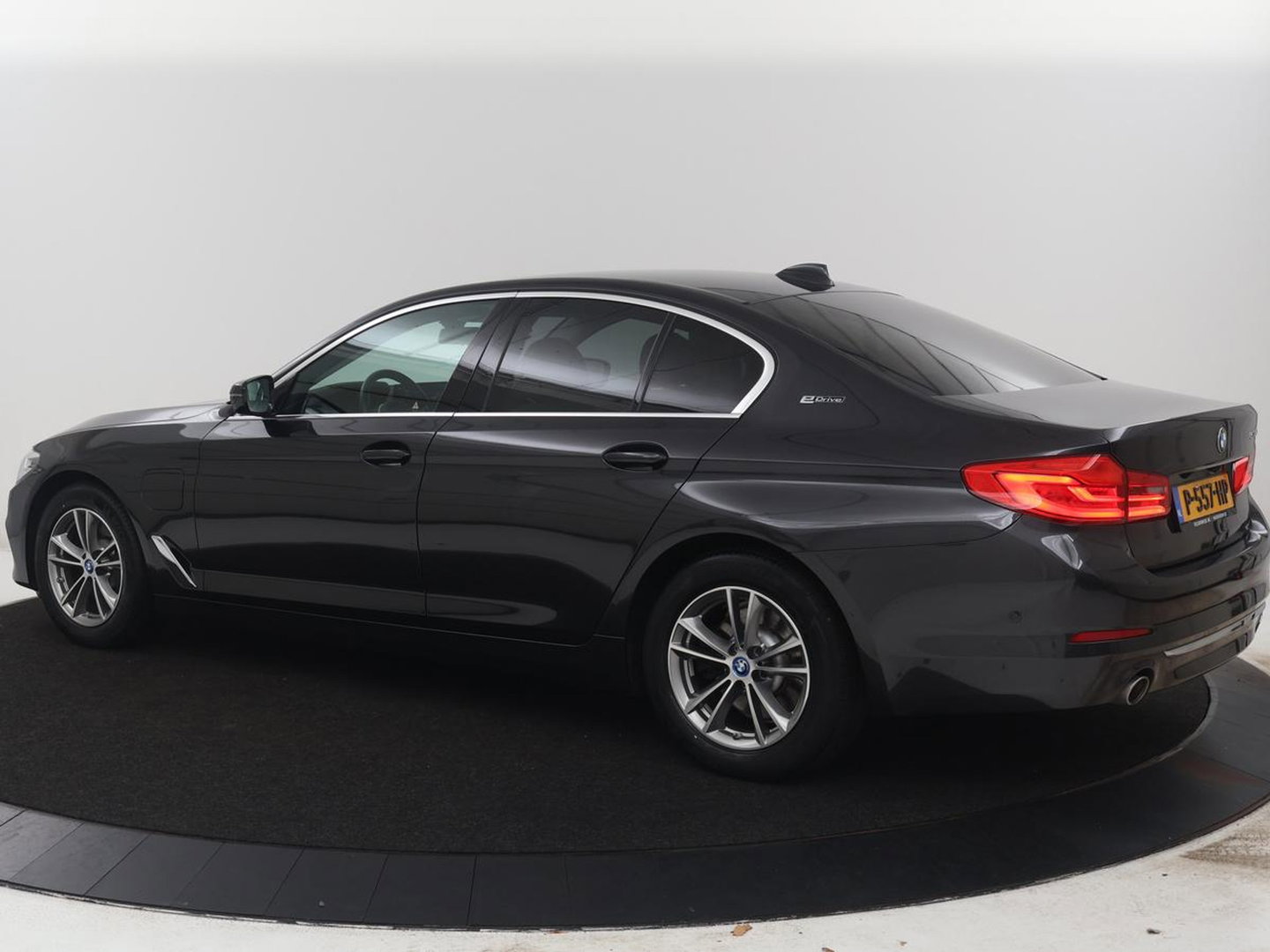 BMW 5 Serie 530e iPerformance High Executive | Leder | Elektrische stoelen | Stoelverwarming | Sfeerverlichting | Adaptive cruise | Carplay | Climate control | Camera | Park assist | PHEV