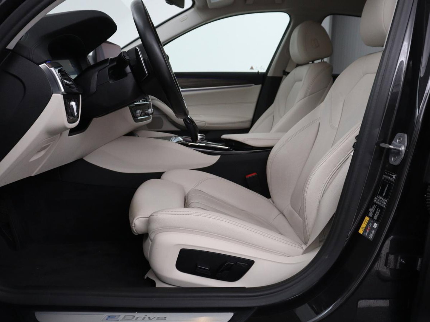 BMW 5 Serie 530e iPerformance High Executive | Leder | Elektrische stoelen | Stoelverwarming | Sfeerverlichting | Adaptive cruise | Carplay | Climate control | Camera | Park assist | PHEV