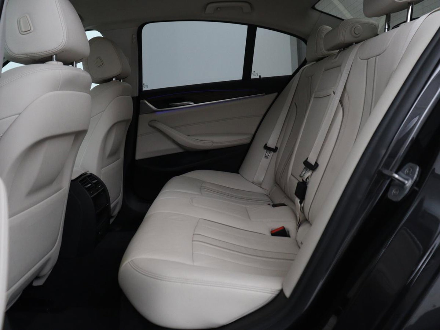 BMW 5 Serie 530e iPerformance High Executive | Leder | Elektrische stoelen | Stoelverwarming | Sfeerverlichting | Adaptive cruise | Carplay | Climate control | Camera | Park assist | PHEV