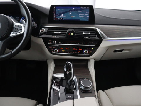 BMW 5 Serie 530e iPerformance High Executive | Leder | Elektrische stoelen | Stoelverwarming | Sfeerverlichting | Adaptive cruise | Carplay | Climate control | Camera | Park assist | PHEV