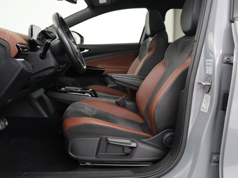 Volkswagen ID.4 Family 77 kWh | SOH 91,3% | Panoramadak | Leder/alcantara | Stuur/stoel verwarming | Sfeerverlichting | Carplay | Adaptive cruise | Camera | Park assist | Trekhaak