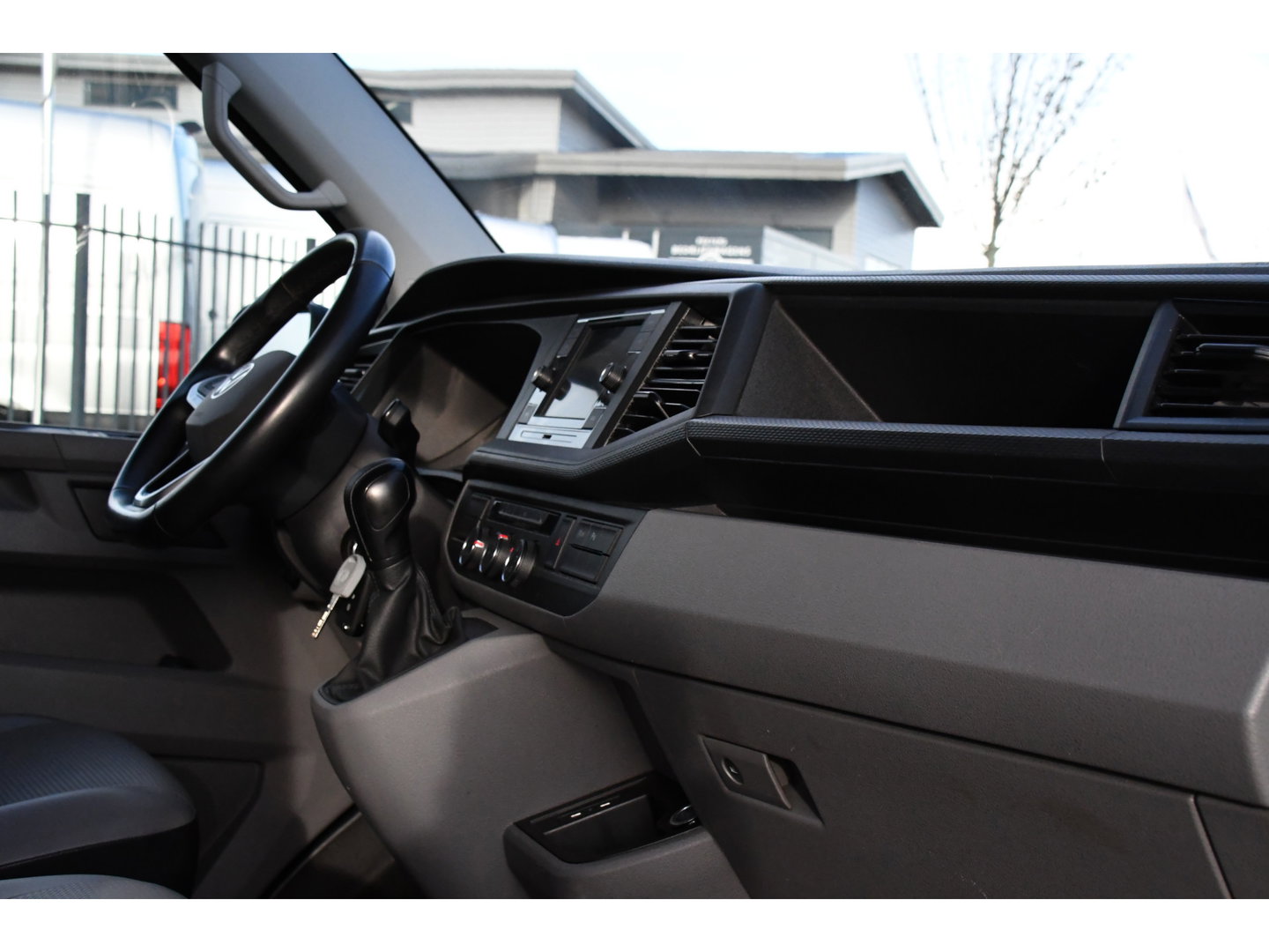 Volkswagen Transporter 2.0 TDI L2H1 ABT Edition Carplay, Sensoren, Cruise, LED, 150pk, Automaat, Multimedia, Uniek!