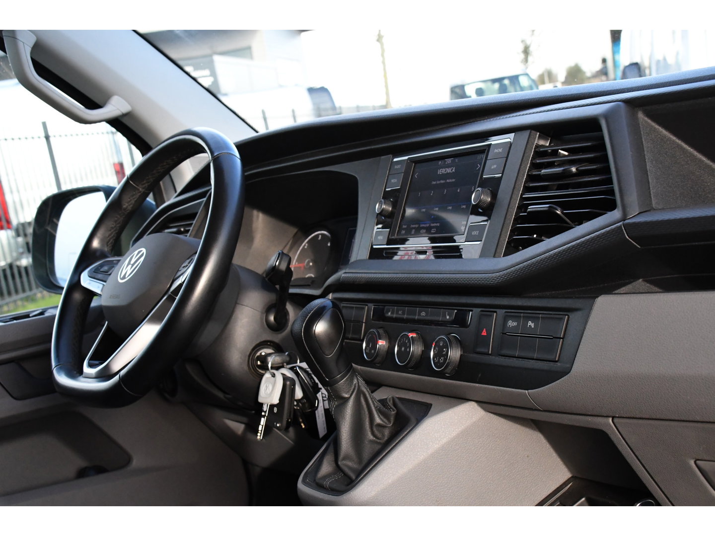 Volkswagen Transporter 2.0 TDI L2H1 ABT Edition Carplay, Sensoren, Cruise, LED, 150pk, Automaat, Multimedia, Uniek!