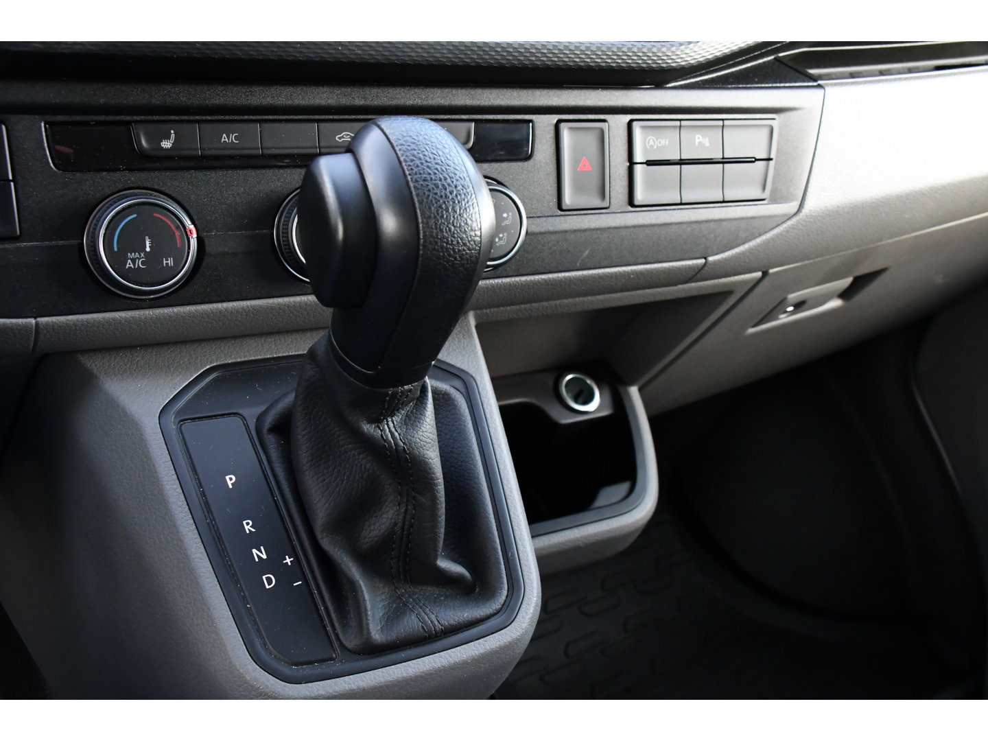 Volkswagen Transporter 2.0 TDI L2H1 ABT Edition Carplay, Sensoren, Cruise, LED, 150pk, Automaat, Multimedia, Uniek!