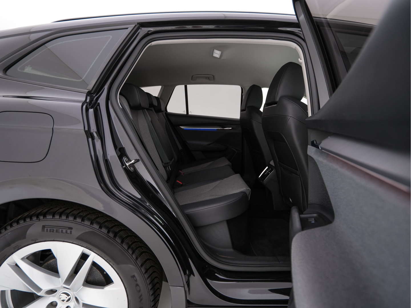 Škoda Enyaq iV 60 [ 3-Fase-11kW ] {SoH-88%} (INCL-BTW) *LEATHER-FABRIC | FULL-LED | DIGI-COCKPIT | CAMERA | KEYLESS | NAVI-FULLMAP | AMBIENTLIGHT | ECC | HEATED-COMFORTSEATS | PRIVACY-GLASS | DAB+ | PDC | CRUISE | 19"ALU*