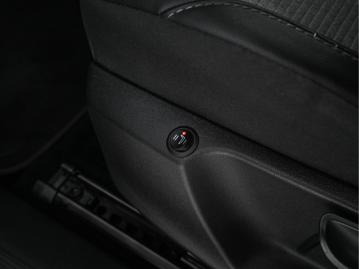 Škoda Enyaq iV 60 [ 3-Fase-11kW ] {SoH-88%} (INCL-BTW) *LEATHER-FABRIC | FULL-LED | DIGI-COCKPIT | CAMERA | KEYLESS | NAVI-FULLMAP | AMBIENTLIGHT | ECC | HEATED-COMFORTSEATS | PRIVACY-GLASS | DAB+ | PDC | CRUISE | 19"ALU*
