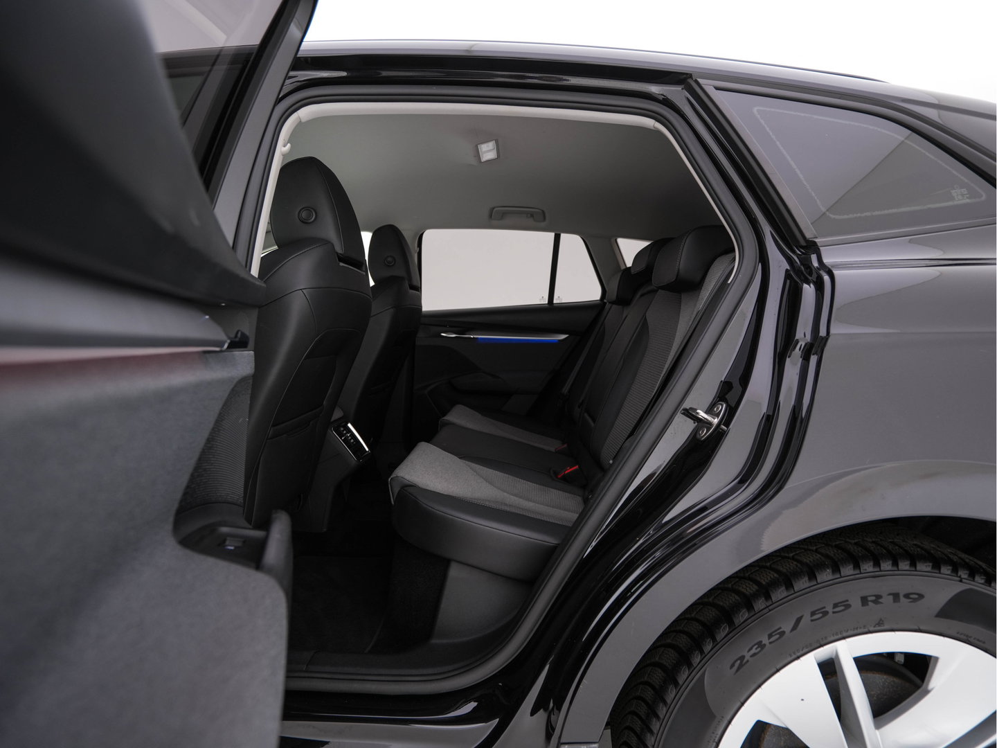 Škoda Enyaq iV 60 [ 3-Fase-11kW ] {SoH-88%} (INCL-BTW) *LEATHER-FABRIC | FULL-LED | DIGI-COCKPIT | CAMERA | KEYLESS | NAVI-FULLMAP | AMBIENTLIGHT | ECC | HEATED-COMFORTSEATS | PRIVACY-GLASS | DAB+ | PDC | CRUISE | 19"ALU*