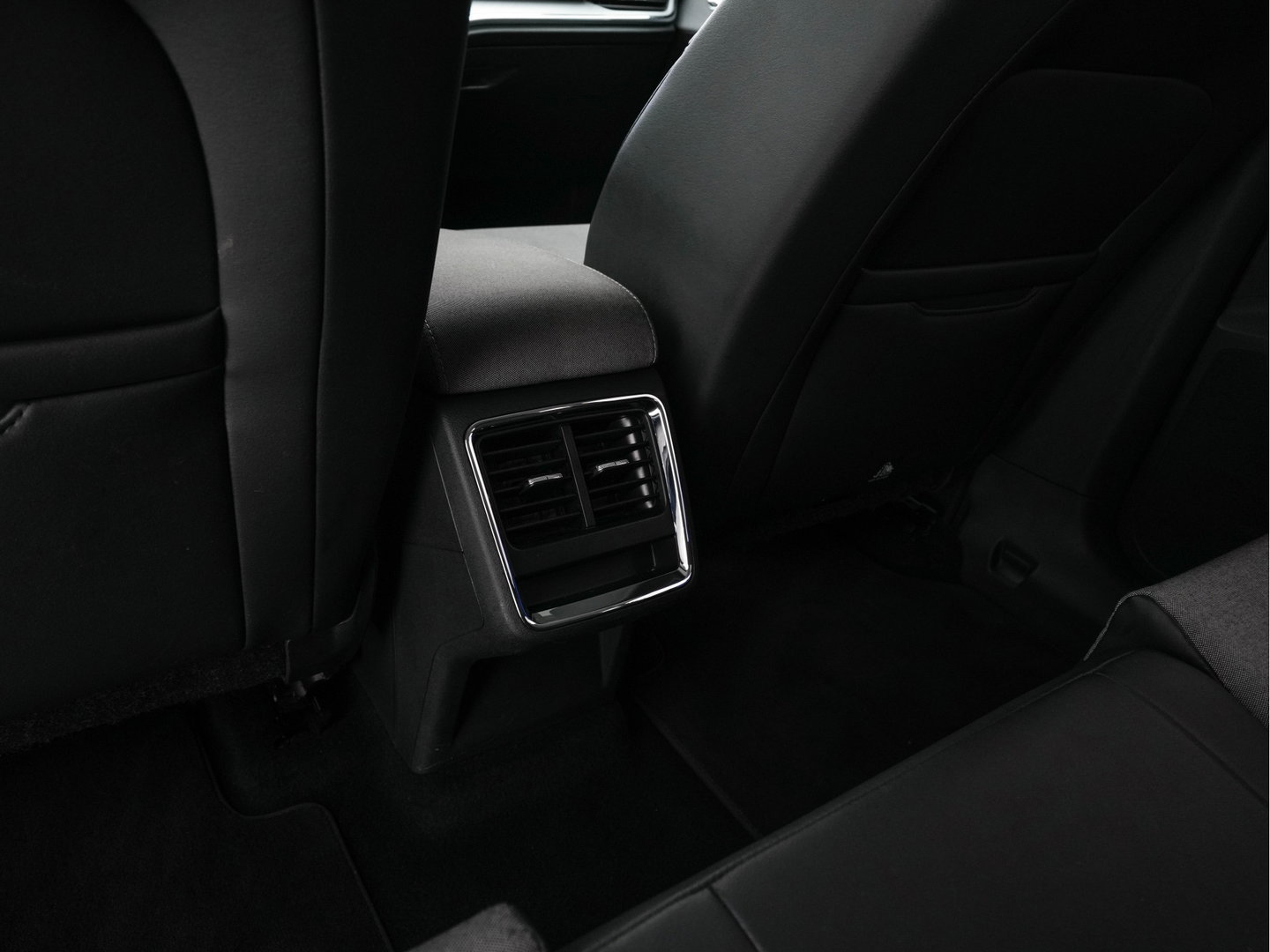 Škoda Enyaq iV 60 [ 3-Fase-11kW ] {SoH-88%} (INCL-BTW) *LEATHER-FABRIC | FULL-LED | DIGI-COCKPIT | CAMERA | KEYLESS | NAVI-FULLMAP | AMBIENTLIGHT | ECC | HEATED-COMFORTSEATS | PRIVACY-GLASS | DAB+ | PDC | CRUISE | 19"ALU*