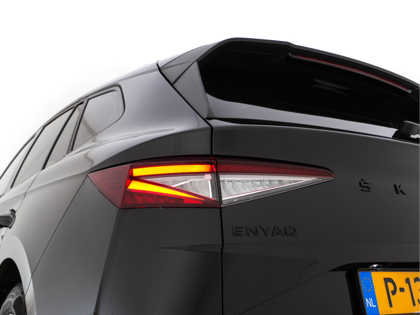 Škoda Enyaq iV 60 [ 3-Fase-11kW ] {SoH-88%} (INCL-BTW) *LEATHER-FABRIC | FULL-LED | DIGI-COCKPIT | CAMERA | KEYLESS | NAVI-FULLMAP | AMBIENTLIGHT | ECC | HEATED-COMFORTSEATS | PRIVACY-GLASS | DAB+ | PDC | CRUISE | 19"ALU*