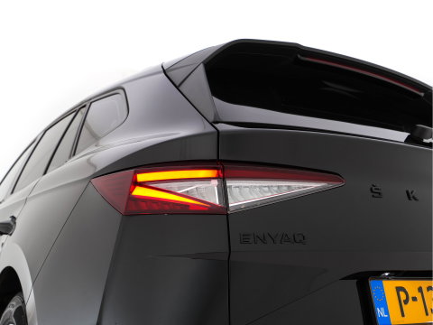 Škoda Enyaq iV 60 [ 3-Fase-11kW ] {SoH-88%} (INCL-BTW) *LEATHER-FABRIC | FULL-LED | DIGI-COCKPIT | CAMERA | KEYLESS | NAVI-FULLMAP | AMBIENTLIGHT | ECC | HEATED-COMFORTSEATS | PRIVACY-GLASS | DAB+ | PDC | CRUISE | 19"ALU*