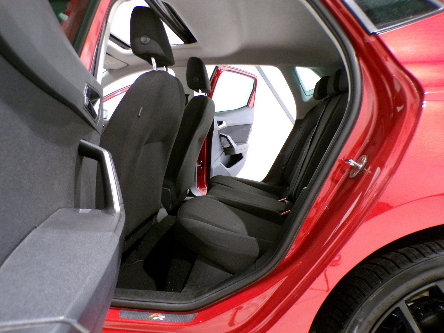 SEAT Ibiza 1.0 TSI FR Business Intense Apple-Carplay Full-LED Panoramadak Parkeersensoren 18"Velgen Beats-audio Drive-mode