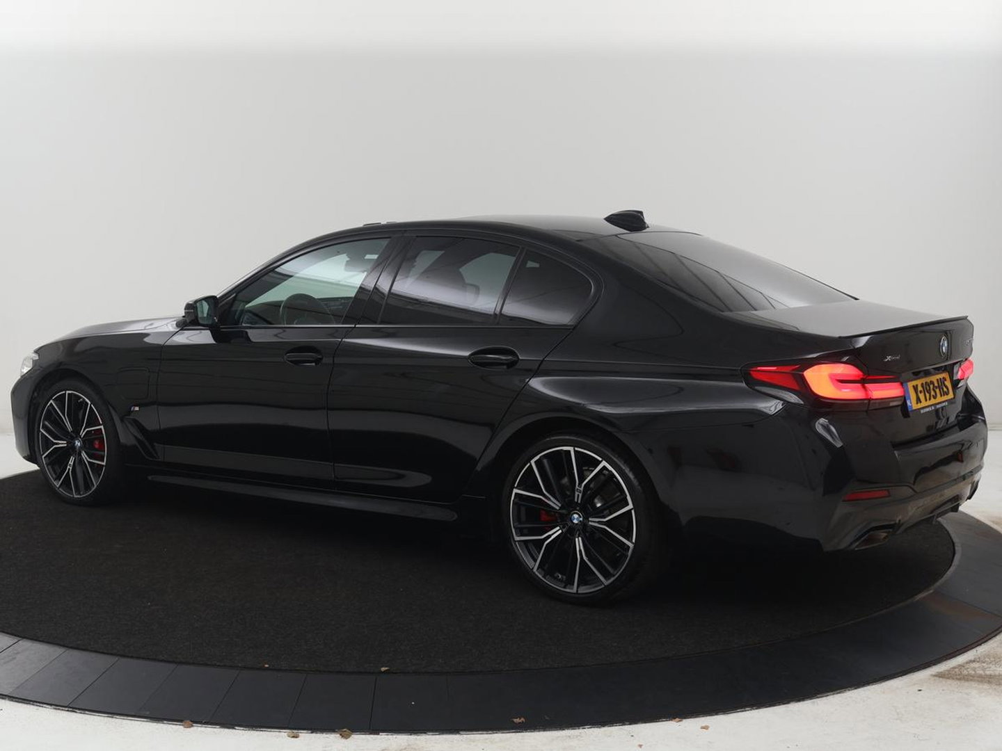 BMW 5 Serie 530e xDrive High Executive | SOH 89,6% | Panoramadak | Leder | Memory | Stoelverwarming | Harman/Kardon | Carplay | Sfeerverlichting | Cruise control | PHEV