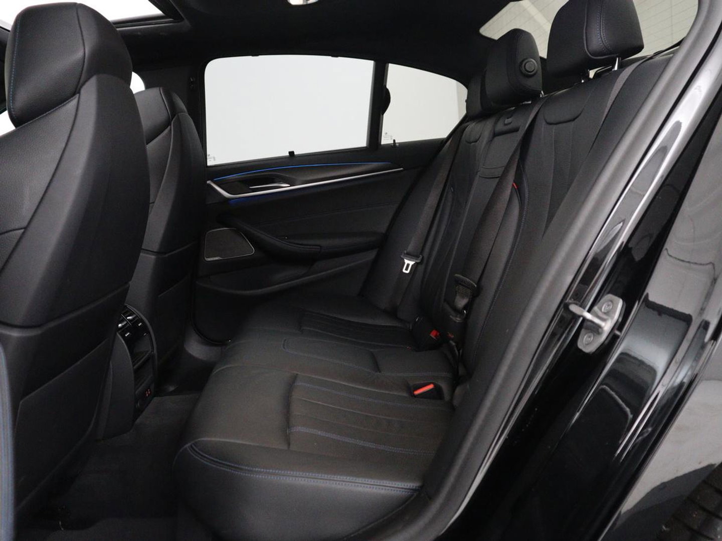 BMW 5 Serie 530e xDrive High Executive | SOH 89,6% | Panoramadak | Leder | Memory | Stoelverwarming | Harman/Kardon | Carplay | Sfeerverlichting | Cruise control | PHEV