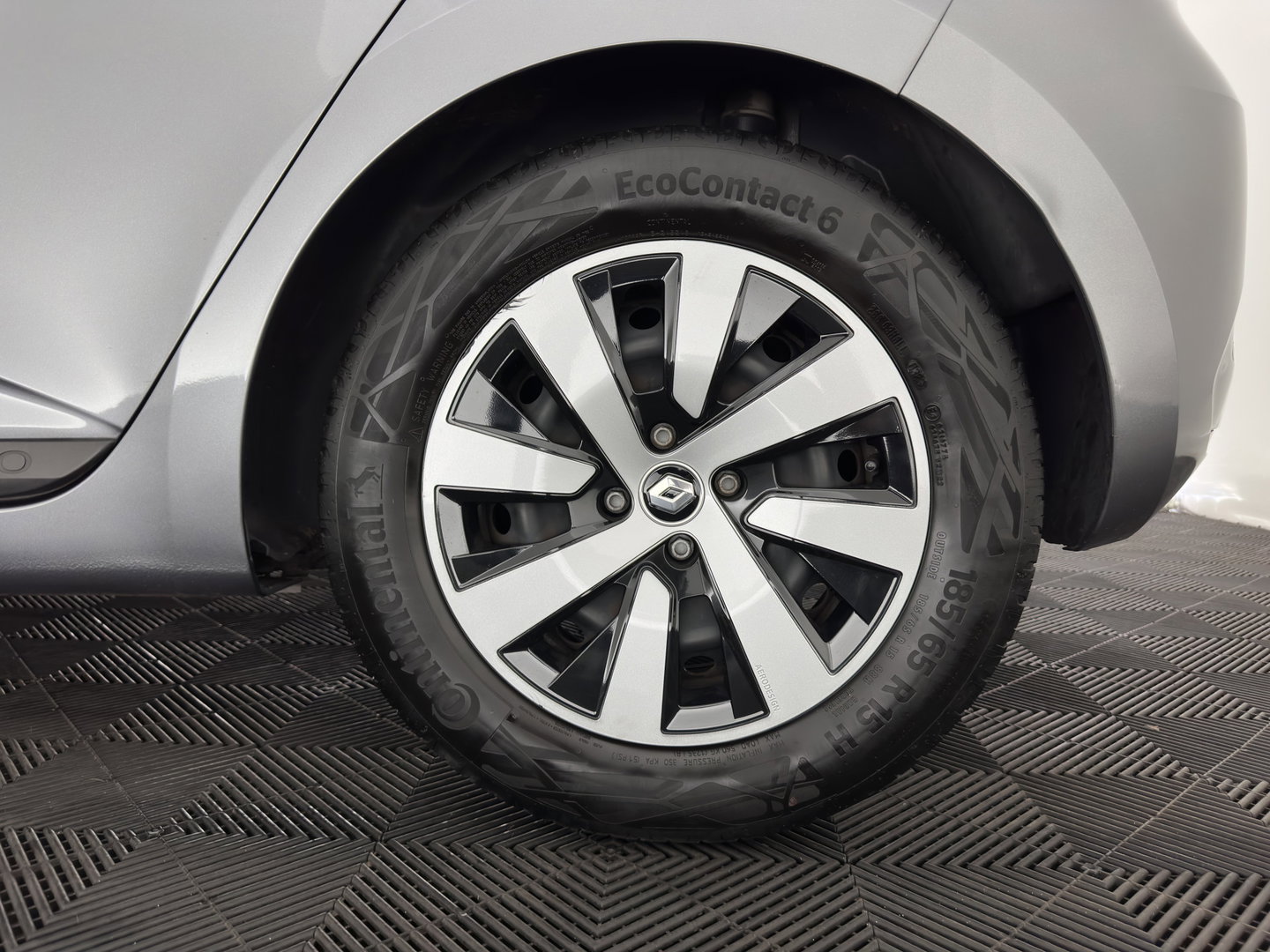 Renault Clio 1.6 E-Tech Hybrid 145 Equilibre (INCL-BTW) Aut. *FULL-LED | COMFORTSEATS | CARPLAY | KEYLESS | DAB+ | ECC | PDC | CRUISE | DIGI-COCKPIT | LANE-ASSIST |  TOWBAR*
