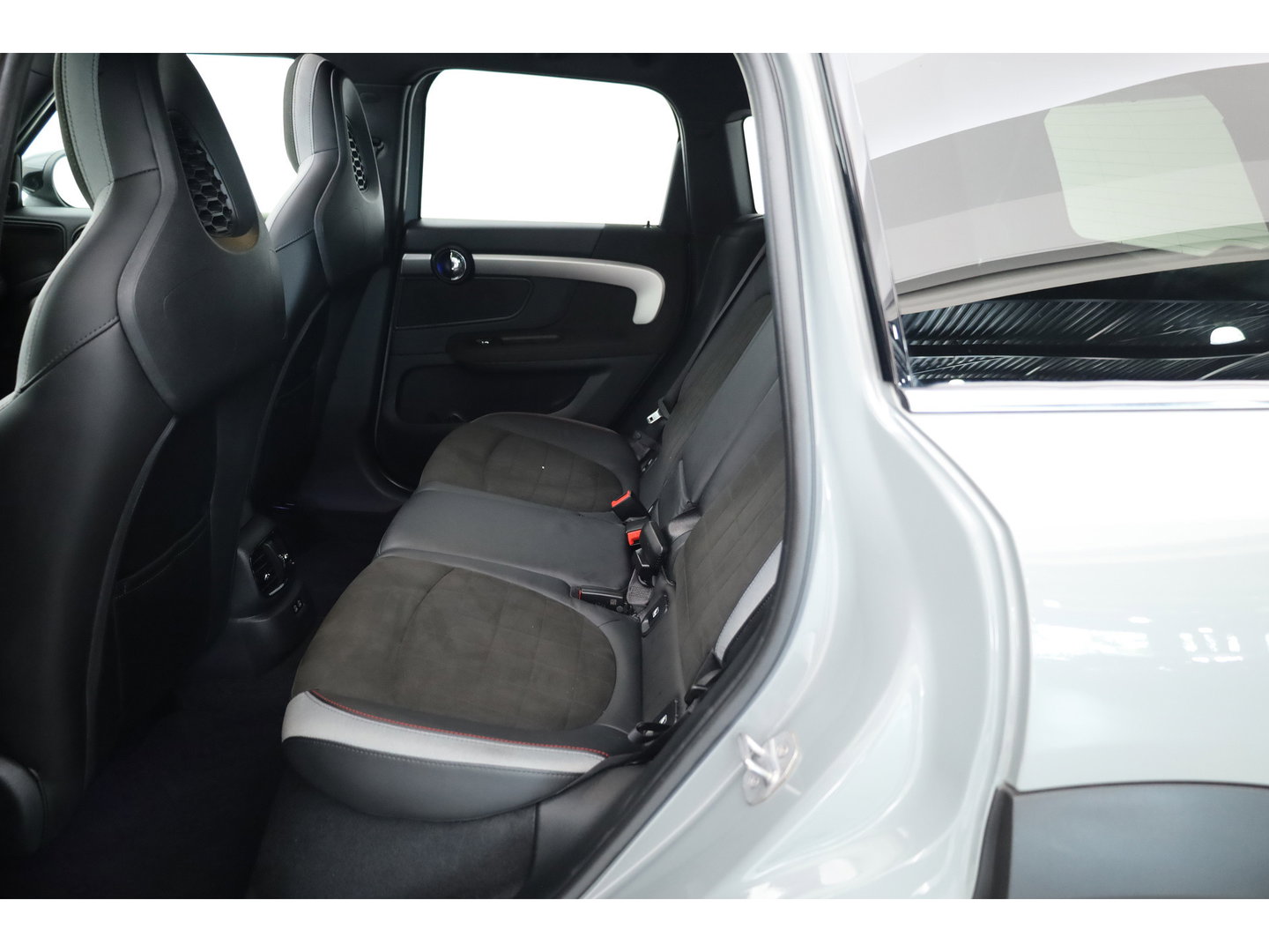 MINI Countryman 1.5 Cooper S E ALL4 | JCW Trim | Pano | SOH 92% | H&K Audio | Camera | Stoelverw. | Keyless | CarPlay | Cruise Ctrl | LED
