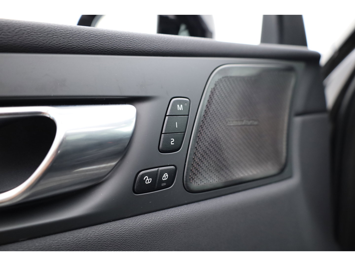 Volvo XC60 2.0 T6 Plug-in hybrid AWD Plus Dark | RIJKLAAR!! |  SOH 98% | Pano | Leder | Trekhaak | Adapt. Cruise | Stoel- Stuurverw. | 360cam | Memory | Harman Kardon