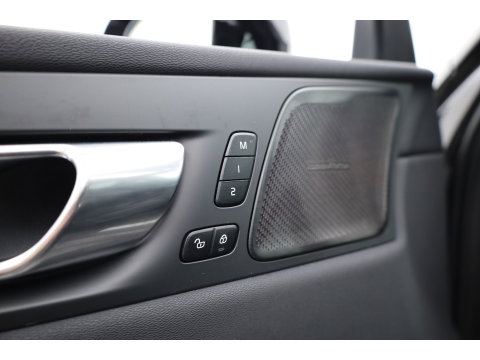 Volvo XC60 2.0 T6 Plug-in hybrid AWD Plus Dark | RIJKLAAR!! |  SOH 98% | Pano | Leder | Trekhaak | Adapt. Cruise | Stoel- Stuurverw. | 360cam | Memory | Harman Kardon