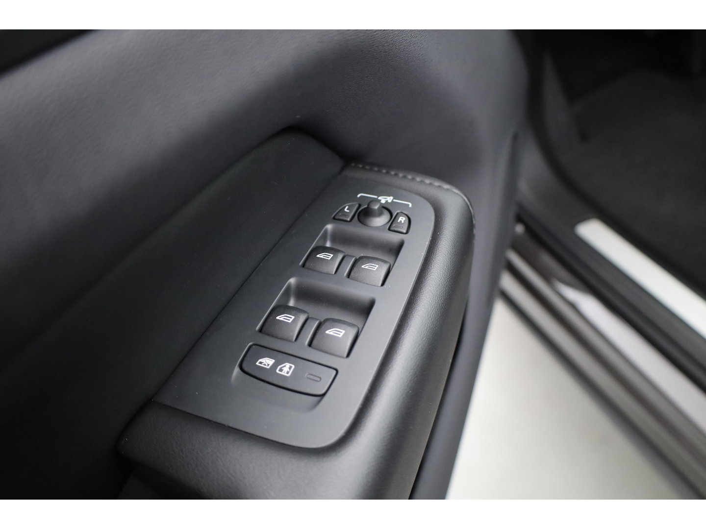 Volvo XC60 2.0 T6 Plug-in hybrid AWD Plus Dark | RIJKLAAR!! |  SOH 98% | Pano | Leder | Trekhaak | Adapt. Cruise | Stoel- Stuurverw. | 360cam | Memory | Harman Kardon