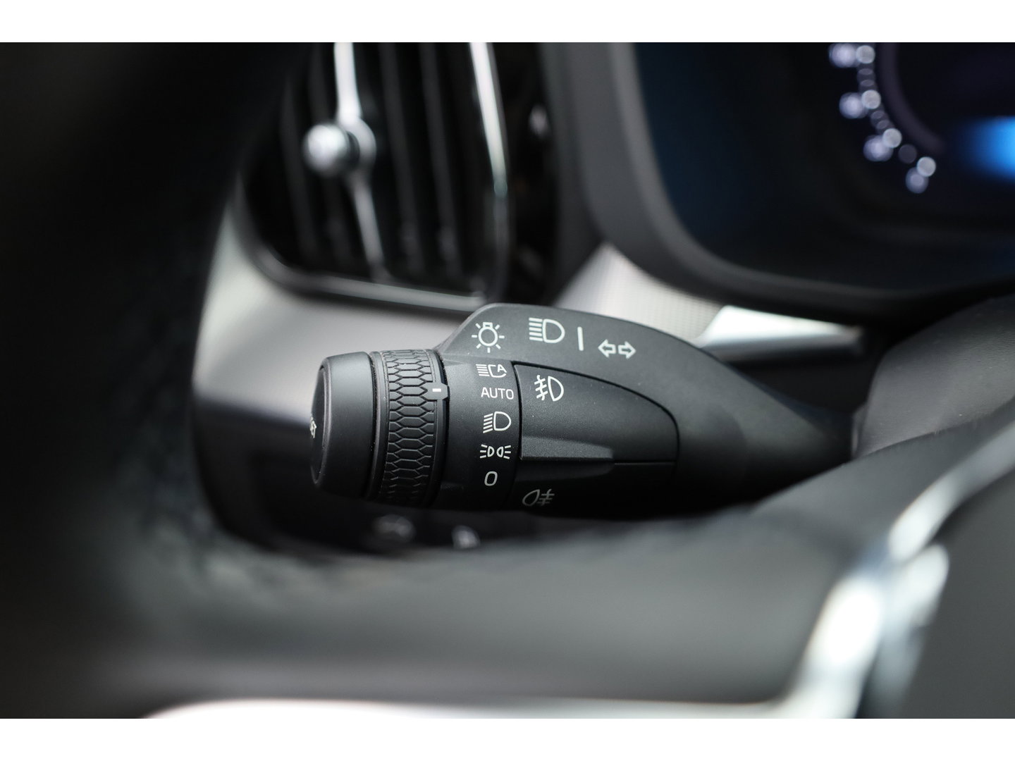 Volvo XC60 2.0 T6 Plug-in hybrid AWD Plus Dark | RIJKLAAR!! |  SOH 98% | Pano | Leder | Trekhaak | Adapt. Cruise | Stoel- Stuurverw. | 360cam | Memory | Harman Kardon