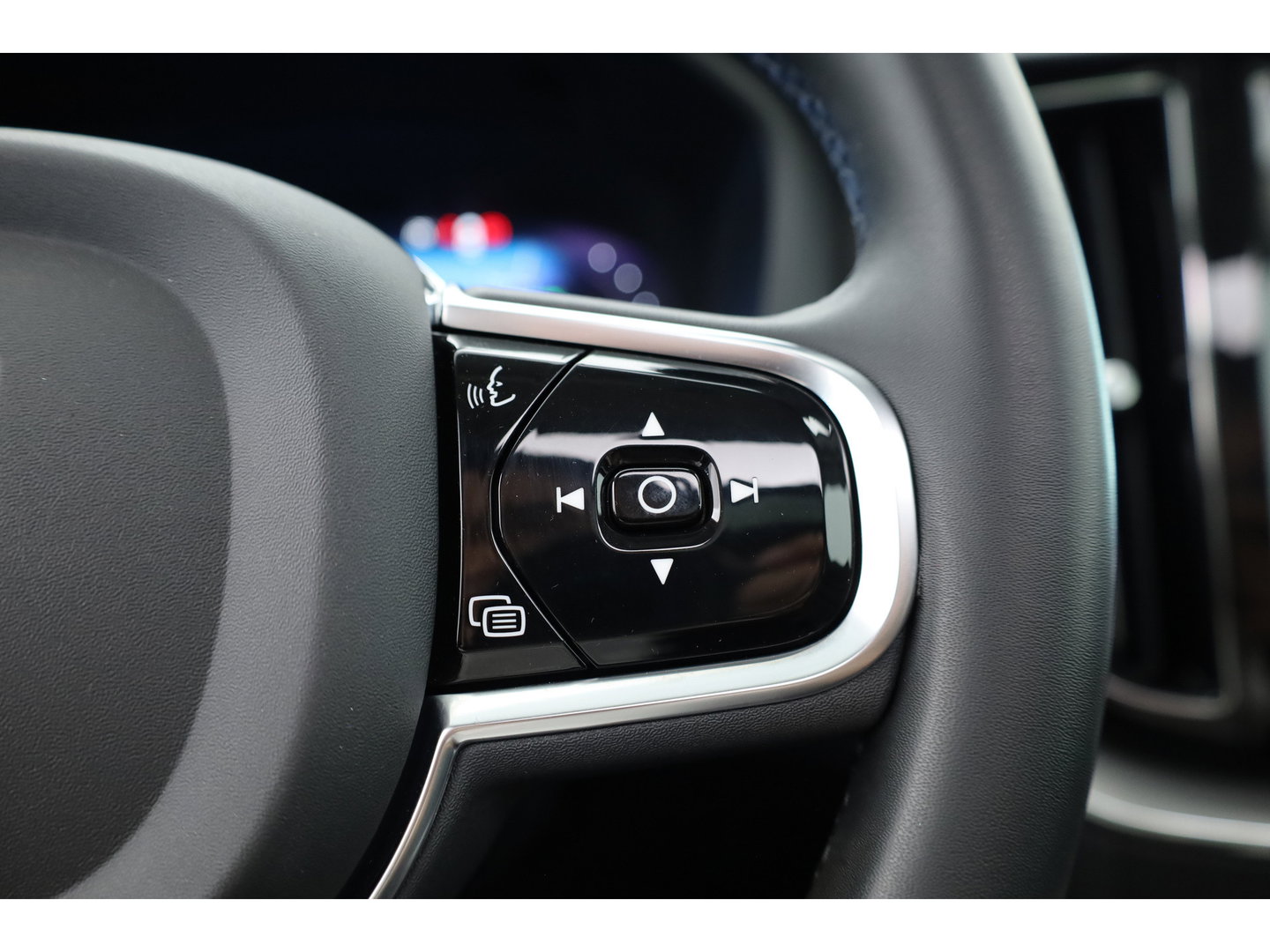 Volvo XC60 2.0 T6 Plug-in hybrid AWD Plus Dark | RIJKLAAR!! |  SOH 98% | Pano | Leder | Trekhaak | Adapt. Cruise | Stoel- Stuurverw. | 360cam | Memory | Harman Kardon