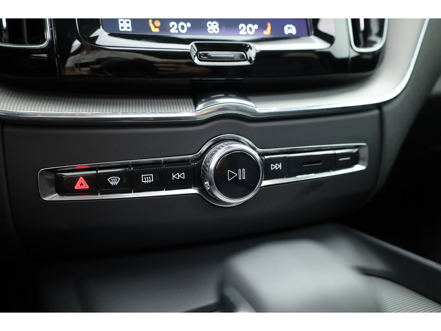 Volvo XC60 2.0 T6 Plug-in hybrid AWD Plus Dark | RIJKLAAR!! |  SOH 98% | Pano | Leder | Trekhaak | Adapt. Cruise | Stoel- Stuurverw. | 360cam | Memory | Harman Kardon